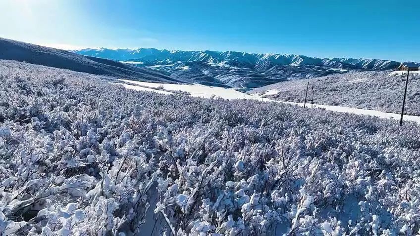 每日一景 | 互動海報：巴爾魯克山初雪：“銀山”遮不住，畢竟山水秀
