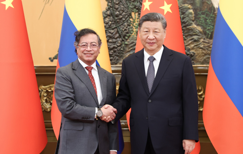 習近平會見哥倫比亞總統佩特羅